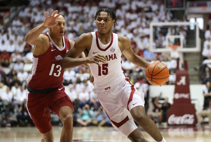 Feb 25, 2023; Tuscaloosa, AL, USA; Arkansas forward Jordan Walsh (13) guards Alabama forward Noah Clowney (15) as he drives into the lane at Coleman Coliseum. Ncaa Basketball Arkansas Razorbacks At Alabama Crimson Tide
